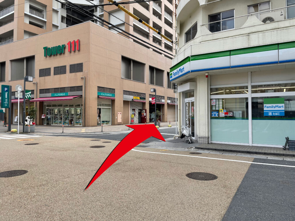⑥　正面に見えてくる、ファミリーマートの左側を進みます。